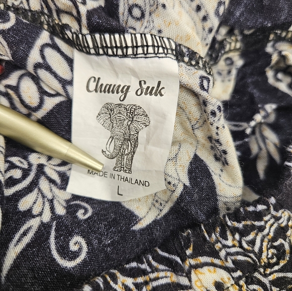 Small Elephant Print Shorts - Picture 2 of 9